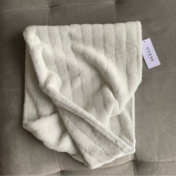 NWT GUESS Emilia Fur Infinity Scarf - Picture 5 of 7